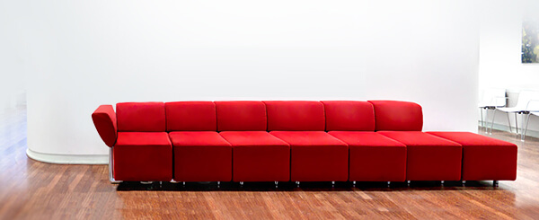 rotes Sofa in der Praxis Standort Berlin